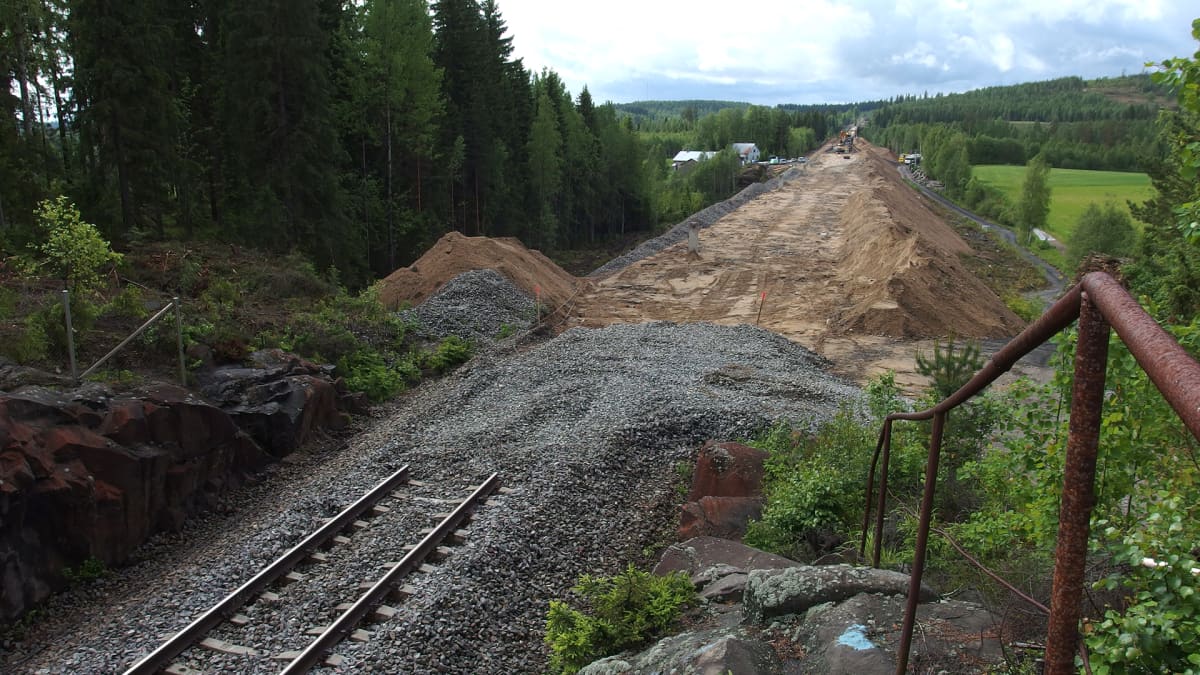 Markkulan alikulkusilta rautatiesilta remontti näkymä Tampereen suuntaan kiskot loppuu.