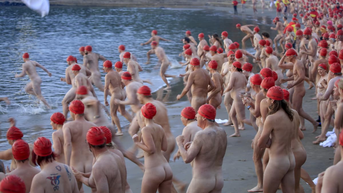 Alastomia ihmisiä ryntäämässä uintikilpailuun.