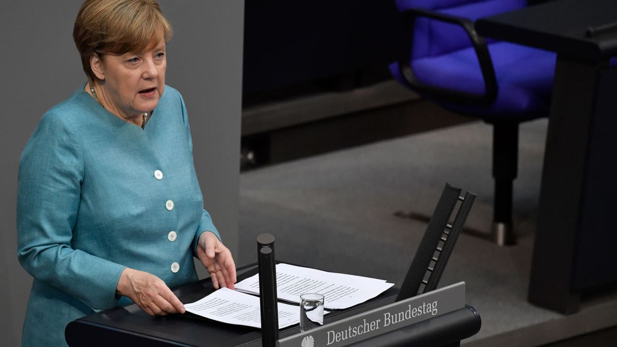 Saksan liittokansleri Angela Merkel puhuu liittopäivillä Berliinissä 29. kesäkuuta. 