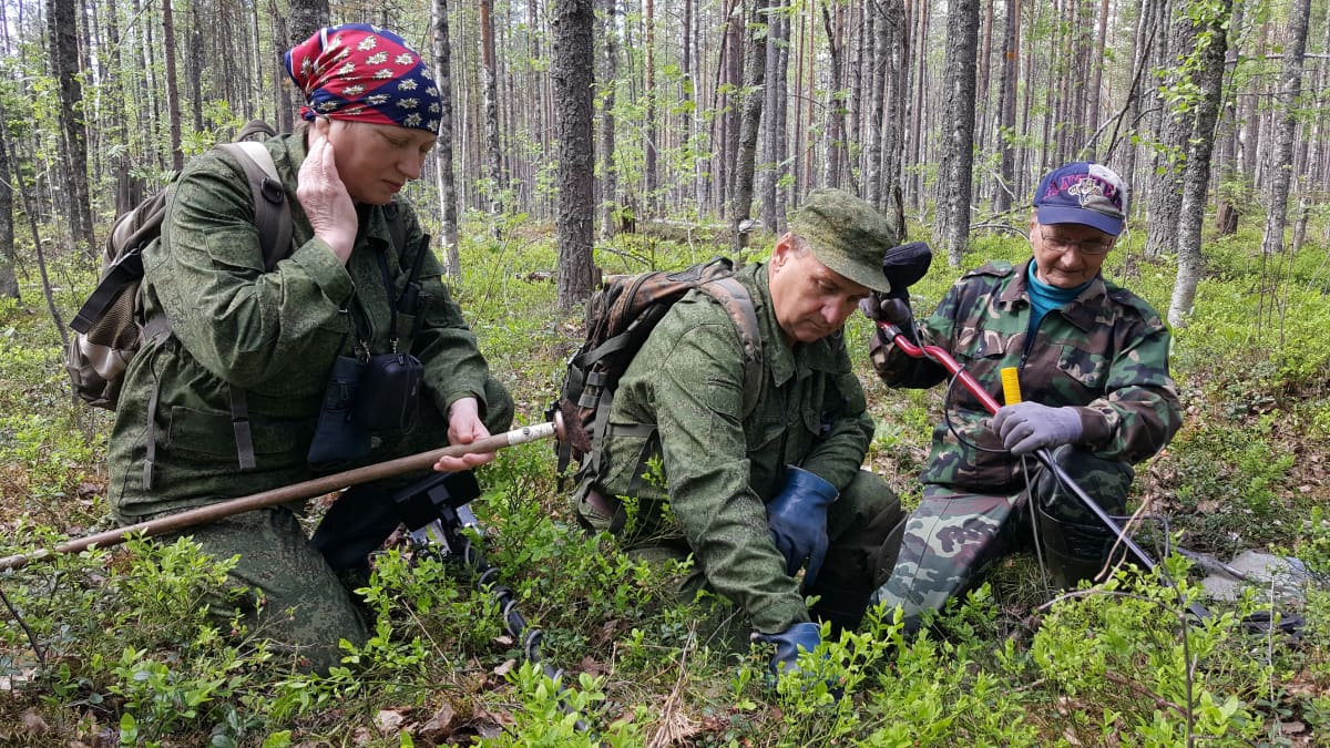 Nina Stolepova, Oleg Stolepov ja Ismo Mikkonen etsivät sotavainajia Maaselän kannaksella