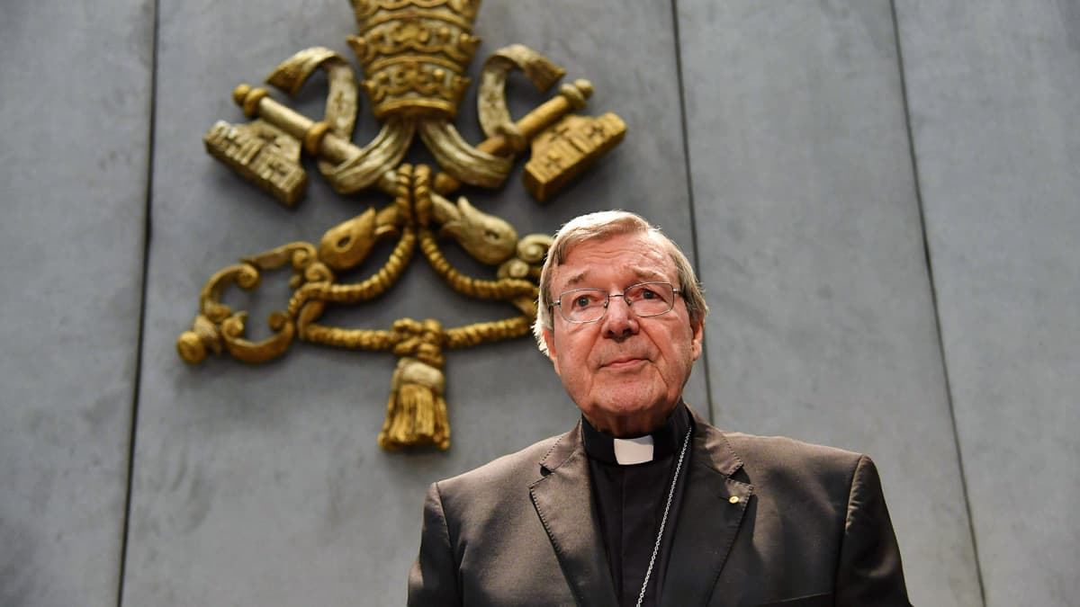 Seksuaalisesta hyväksikäytöstä epäilty Vatikaanin talouspäällikkö, kardinaali George Pell vastasi syytöksiin Vatikaanissa 29. kesäkuuta. 