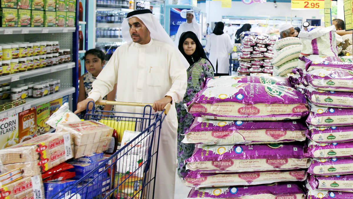 Perhe ruokaostoksilla Dubaissa.
