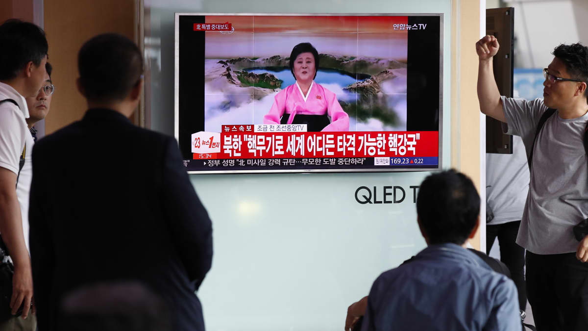 Eteläkorealaiset seurasivat uutislähetystä Pohjois-Korean ohjuskokeesta Soulissa 4. heinäkuuta. 