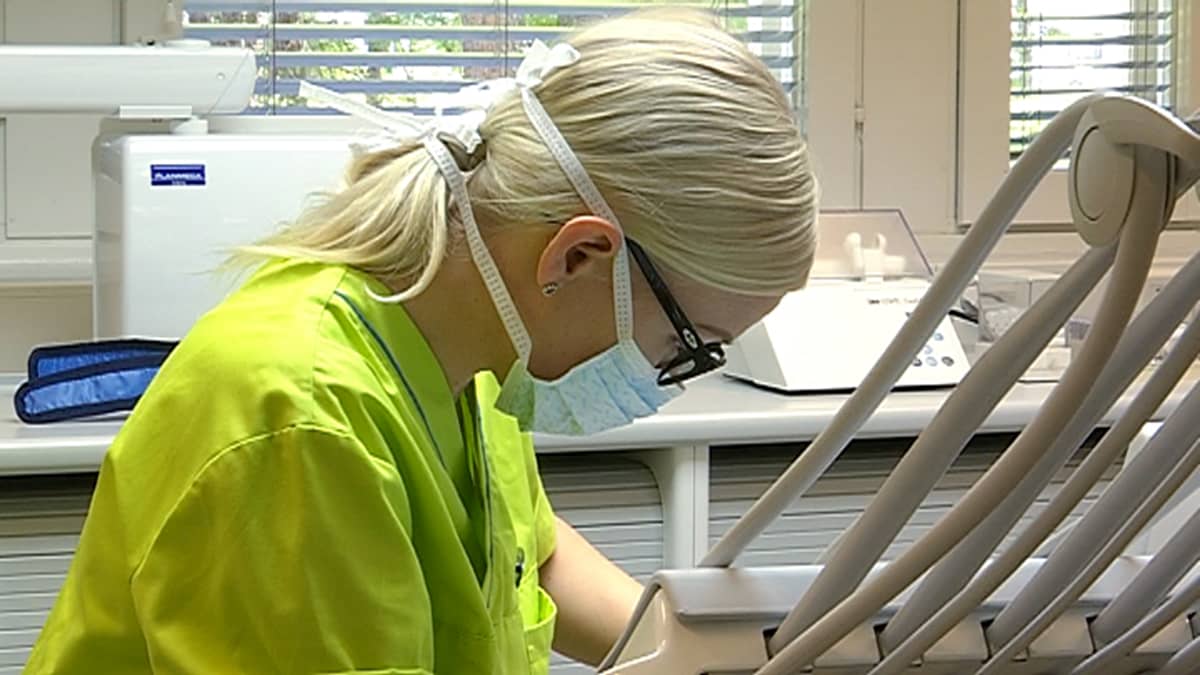 Hammaslääkäri Katri Hyvärinen hoitaa asiakkaan hampaita
