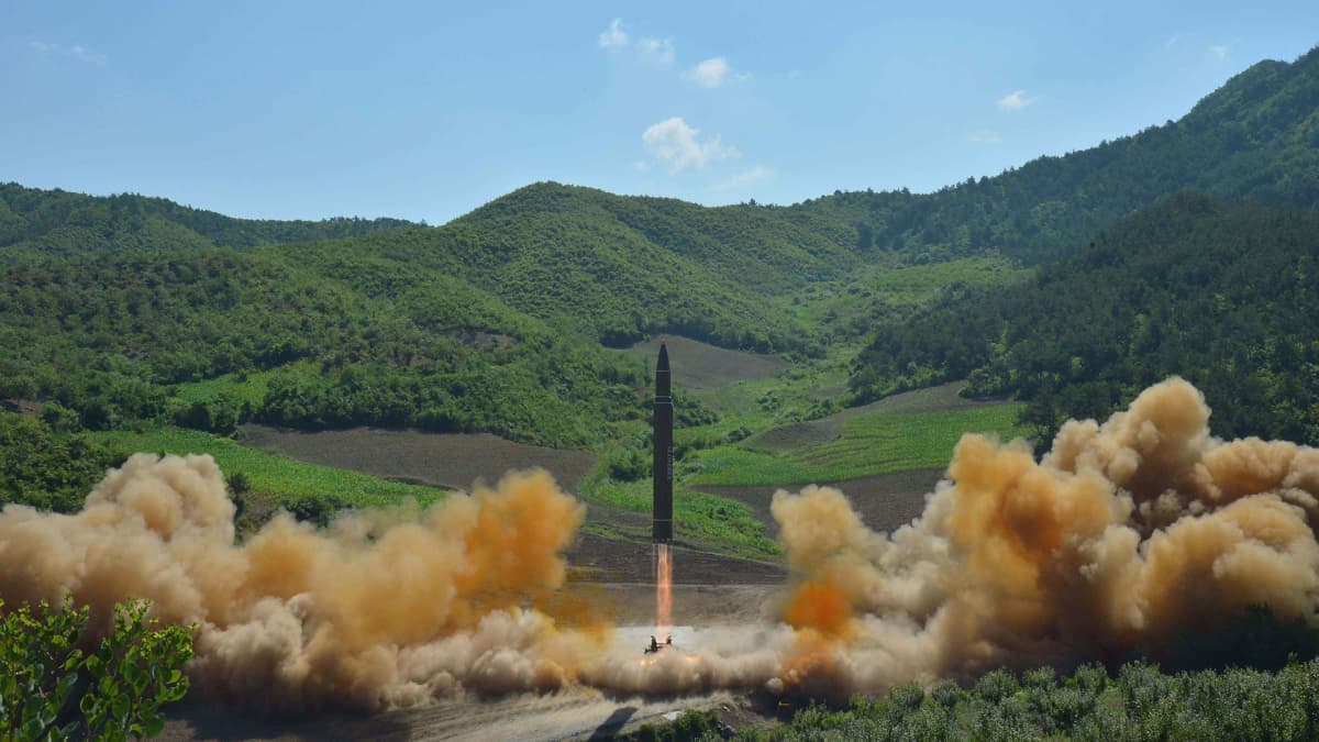 Pohjois-Korean uutistoimisto KCNA julkaisi kuvan, joka näyttää sen mukaan mannertenvälisen 4. heinäkuuta tapahtuneen Hwasong-14-ohjuksen laukaisun. 