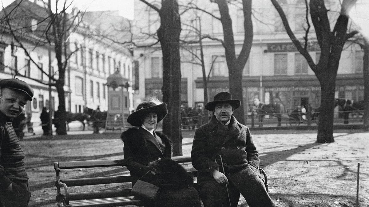 Aino Kajanus ja Eino Leino Esplanadin puistossa 1913.