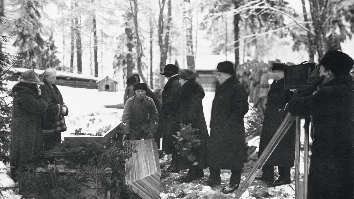 Eino Leino asui viimeiset aikansa tuttaviensa luona Riitahuhdan talossa. Runoilijan arkku suljettiin talon pihassa 12.1.1926. 