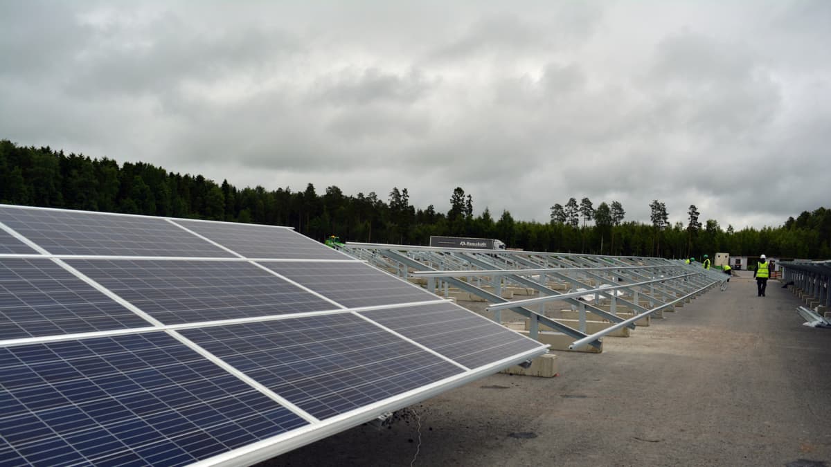 Aurinkopaneeleja Atrian Nurmon tehtaan aurinkosähköpuistossa.