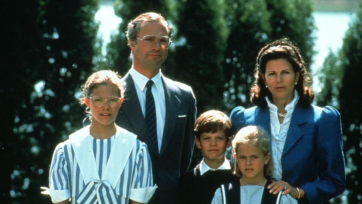 Ruotsin kuninkaallinen perhe, kuningas Kaarle XVI Kustaa ja kuningatar Silvia, kruununprinsessa Victoria , prinssi Carl Philip ja prinsessa Madeleine 8.6.1990.
