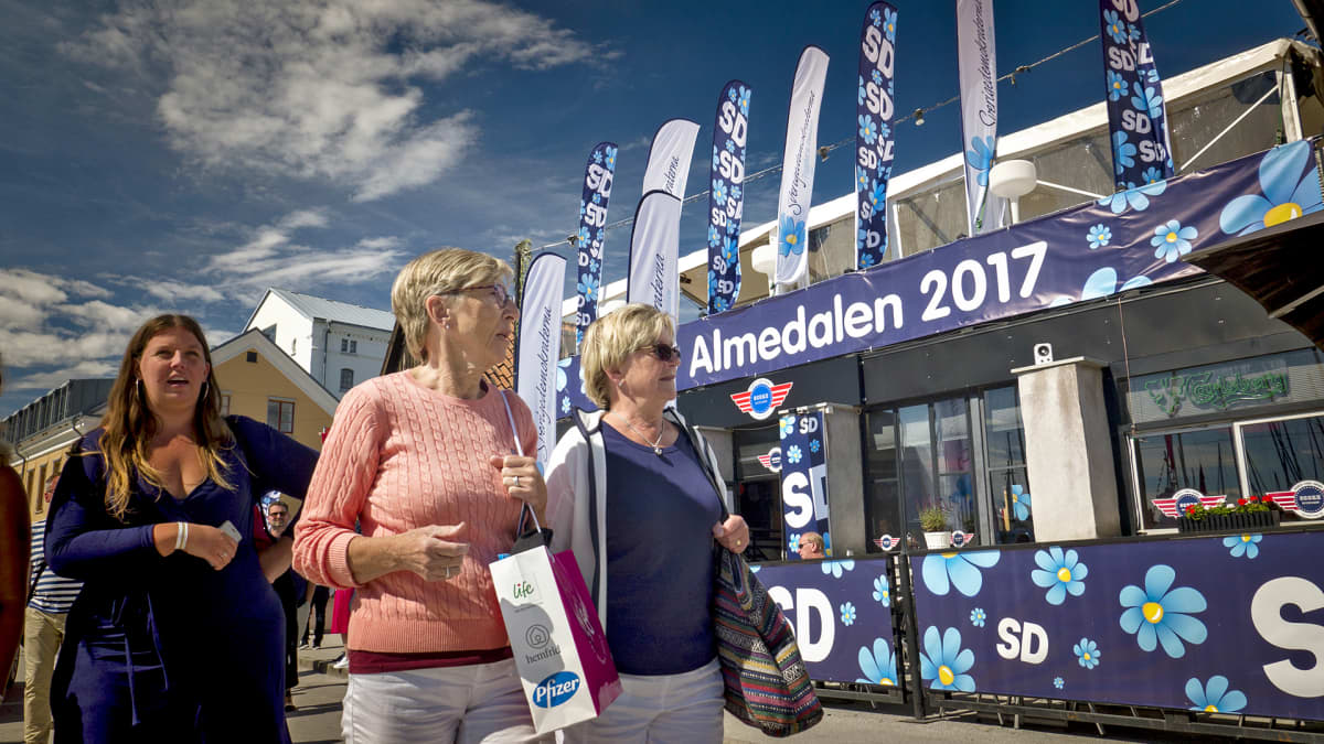 Ihmisiä kävelee ruotsidemokraattien kampanjakojun ohitse Almedalenissa heinäkuun alussa 2017.