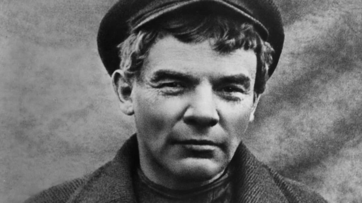 Lenin veturinkuljettajaksi naamioituneena.