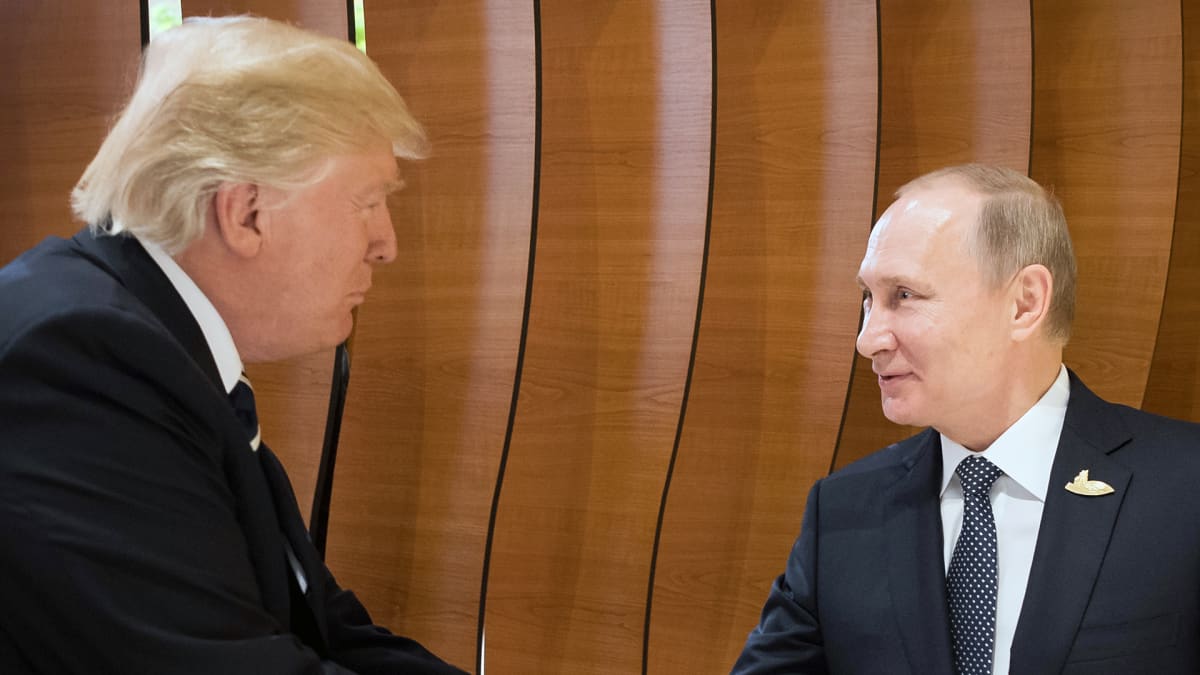 Donald Trump ja Vladimir Putin kättelevät Hampurissa.