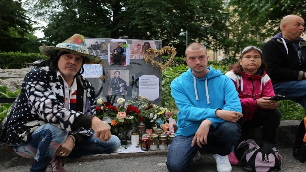 Andy McCoy ja muita ystäviä Arskan muistopaikalla.