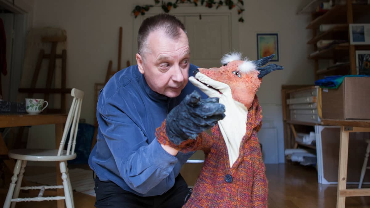 Matti Koskinen esiintyy Vekkulikettu-nuken kanssa.