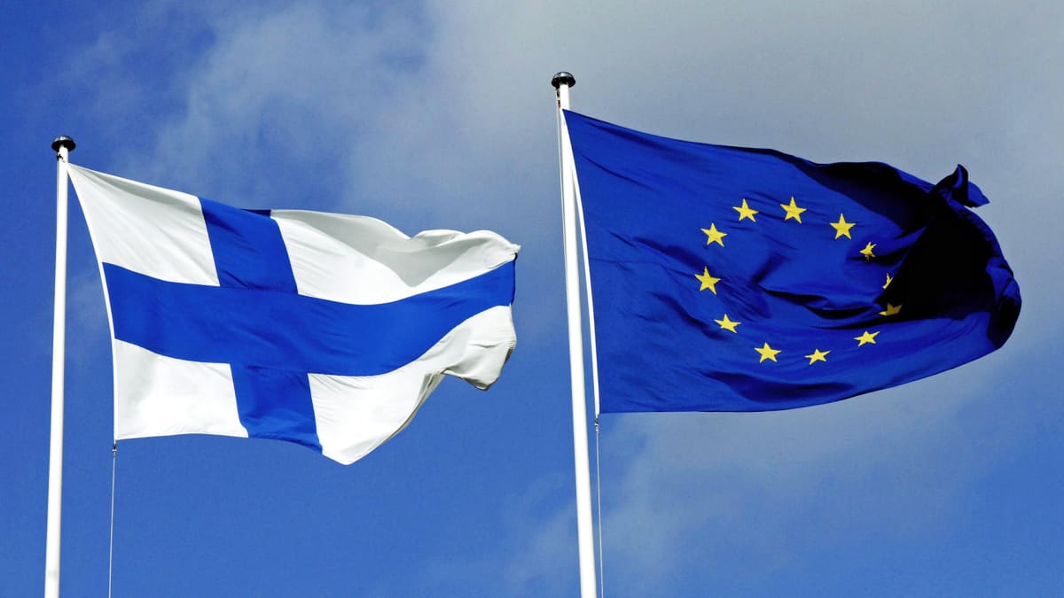 Suomen ja EU:n liput salossa.