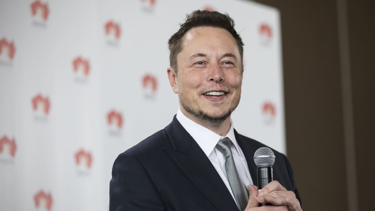 Elon Musk mikrofonin kanssa.