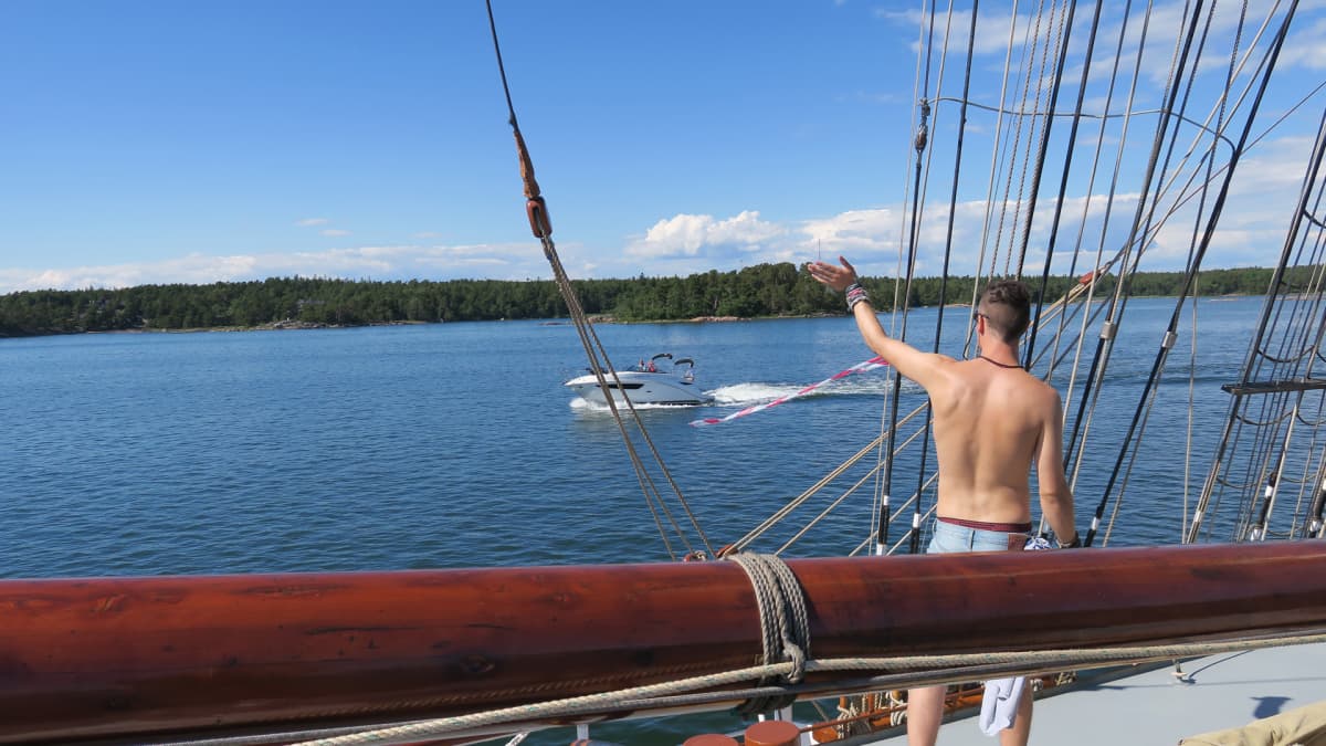 Korkeamastoinen Morgenster on upea ilmestys saariston asukkaille. Veneet kiertelevät purjealusta, ja ihmiset vilkuttavat niistä mennessään.