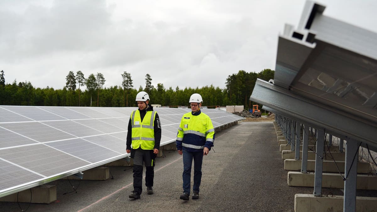 Solarigo Systems Oy:n projektipäällikkö Samuli Pohtola (vas.) ja Atria Suomen toimitusketjun hallinnasta vastaava johtaja Tapani Potka Atrian Nurmon tehtaan aurinkosähköpuiston työmaalla.
