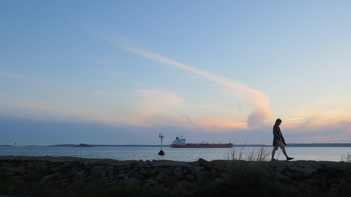 Rahtilaivoja lipuu yötäpäivää ohi Emäsalon luotsiaseman, joka sijaitsee Porvoon edustalla saaristossa.