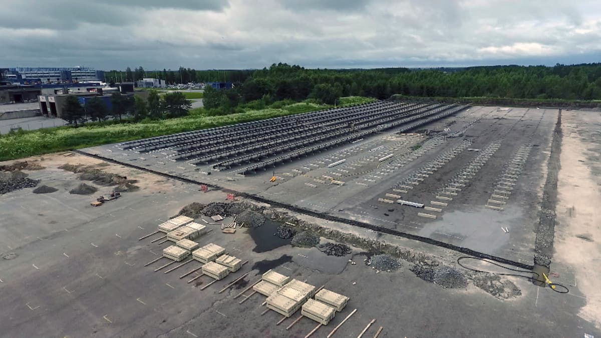 Aurinkopaneelit tulevat peittämään koko asfalttikentän sekä alueita sen ympäriltä Atrian tehtaalla Nurmossa.