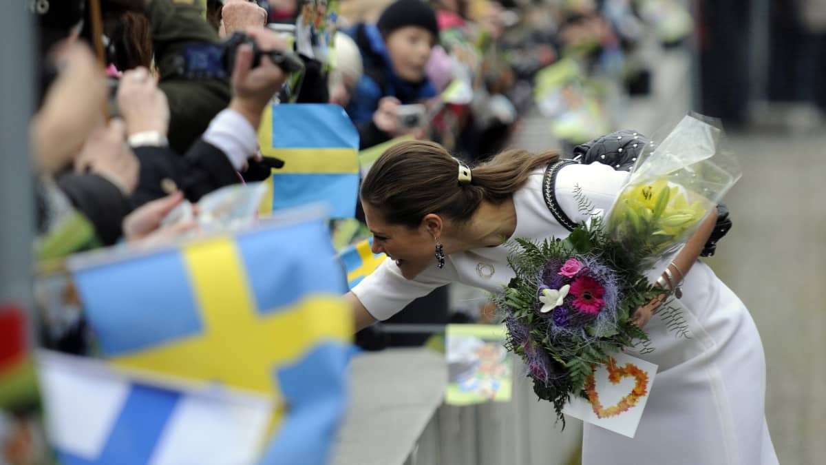 Victoria kumartuneena yleisön puoleen.