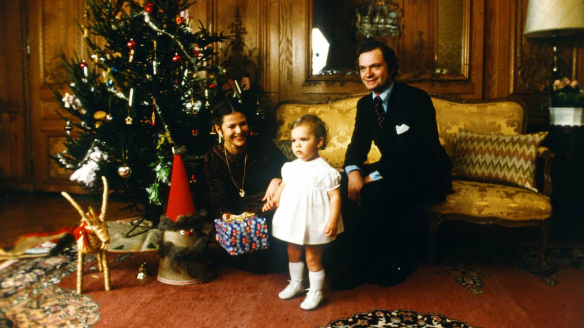Kruununprinsessa Victoria istuvat joulukuusen ääressä Kuninkaanlinnassa vuonna 1978.