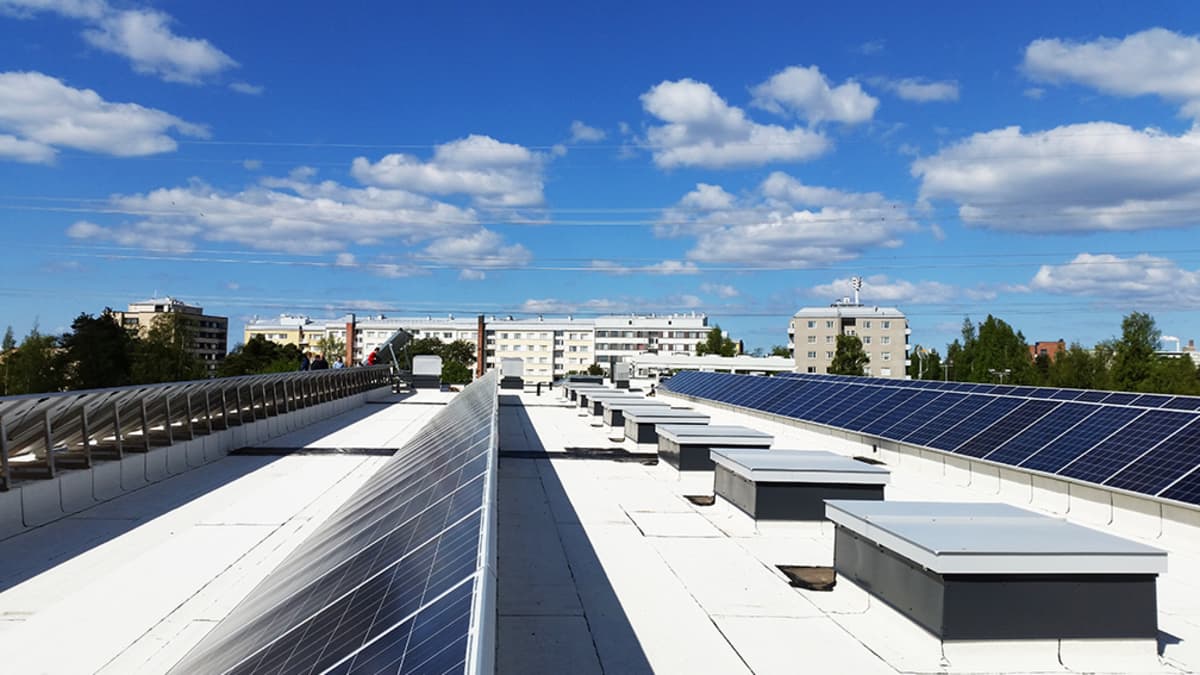 Energias-säästö-aurinkoenergia-aurinkopaneeli-uusiutuva-energia-sähkö-Tuira-Oulu-S-market-katto.jpg
