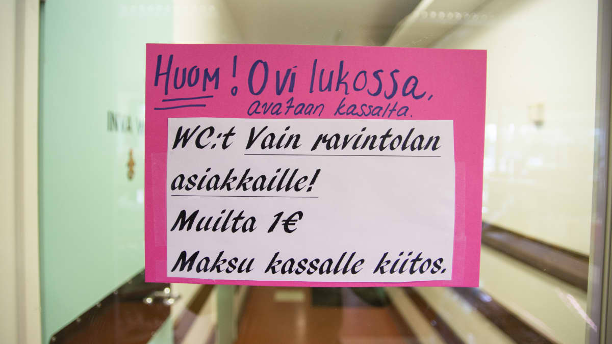 "WC:t vain ravintolan asiakkaille"-lappu ovessa. 