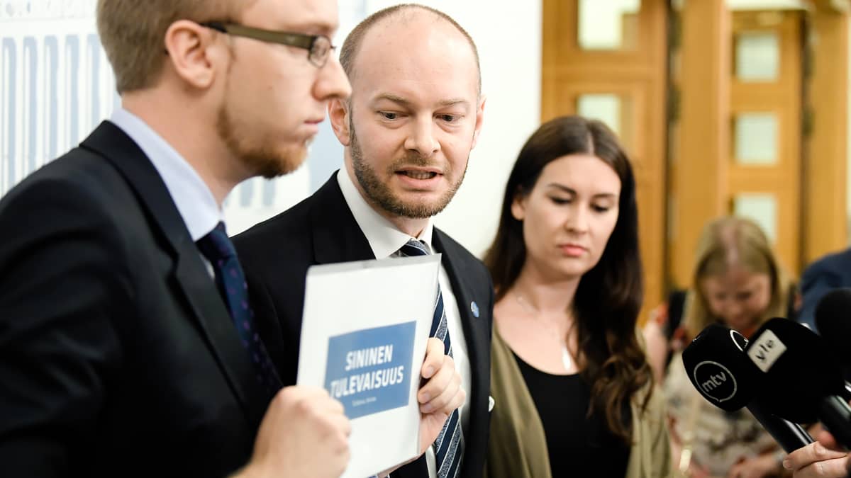 Simon Elo, Sampo Terho ja Tiina Elovaara kertoivat uuden yhdistyksen ja tulevan puolueen nimen joka on Sininen tulevaisuus 19.6.2017.