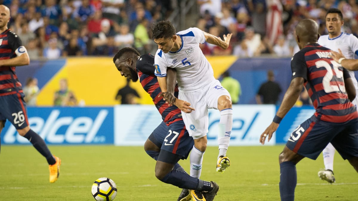 USA:n Jozy Altidore kamppailee pallosta El Salvadorin Ivan Mancian kanssa vuoden 2017 CONCACAF Gold Cupissa.