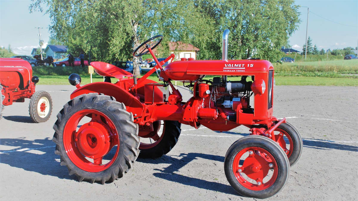 Vanha Valmet näytillä traktorien missikisoissa Lapualla. 