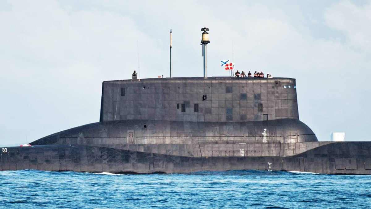Venäläinen ydinsukellusvene Dmitrij Donskoj vedessä.