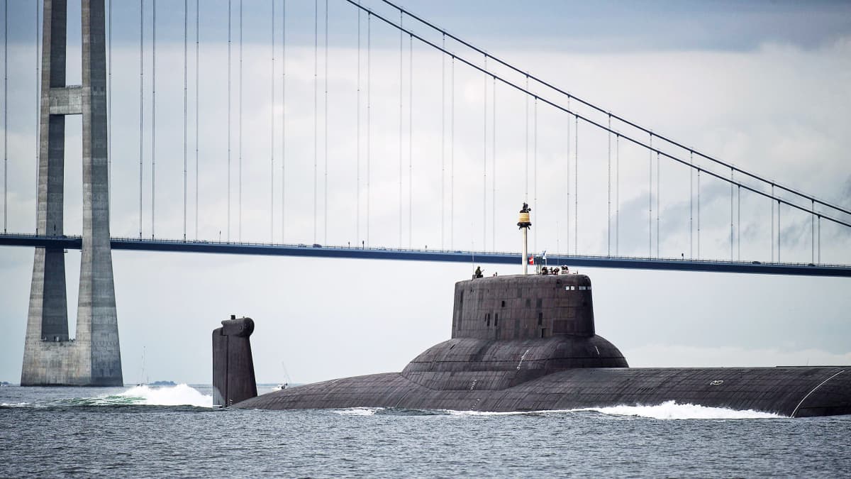 Venäläinen ydinsukellusvene Dmitrij Donskoj sillan alla.