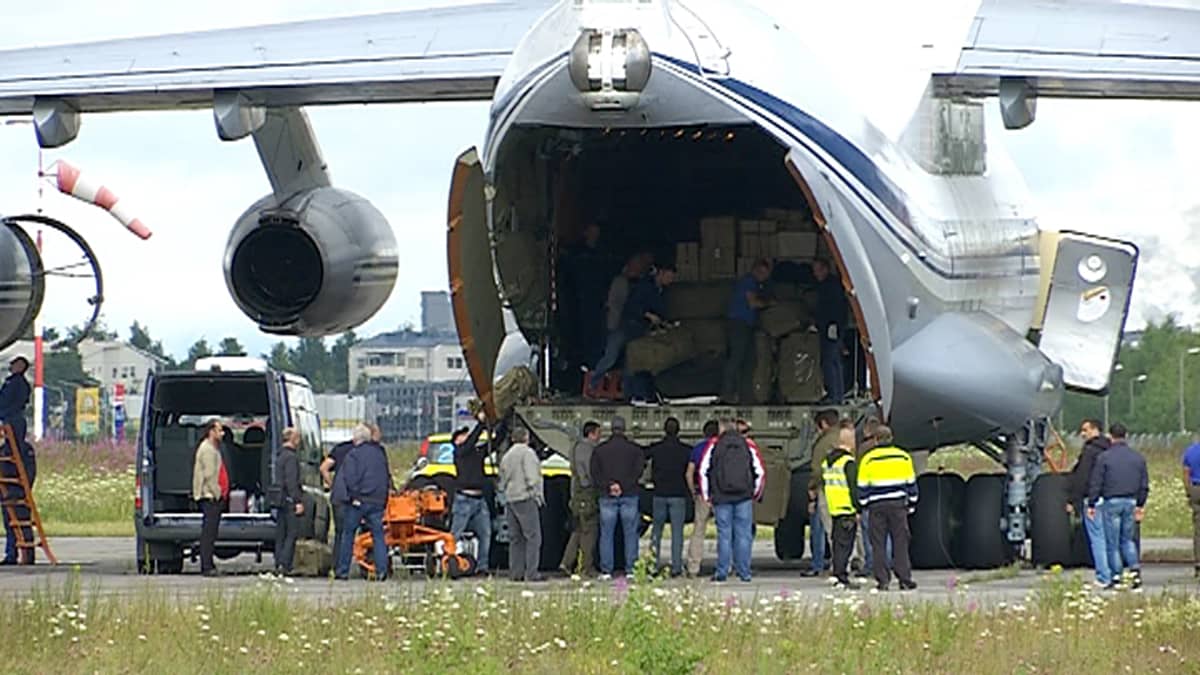 Putinin autoja tuova Ilyushin Il-76MD laskeutuu Lappeenrannan lentokentälle. Koneesta puretaan tavaraa.