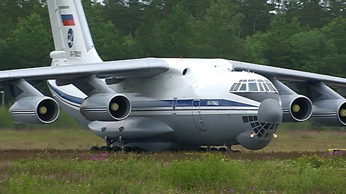 Putinin autoja tuova Ilyushin Il-76MD laskeutuu Lappeenrannan lentokentälle.