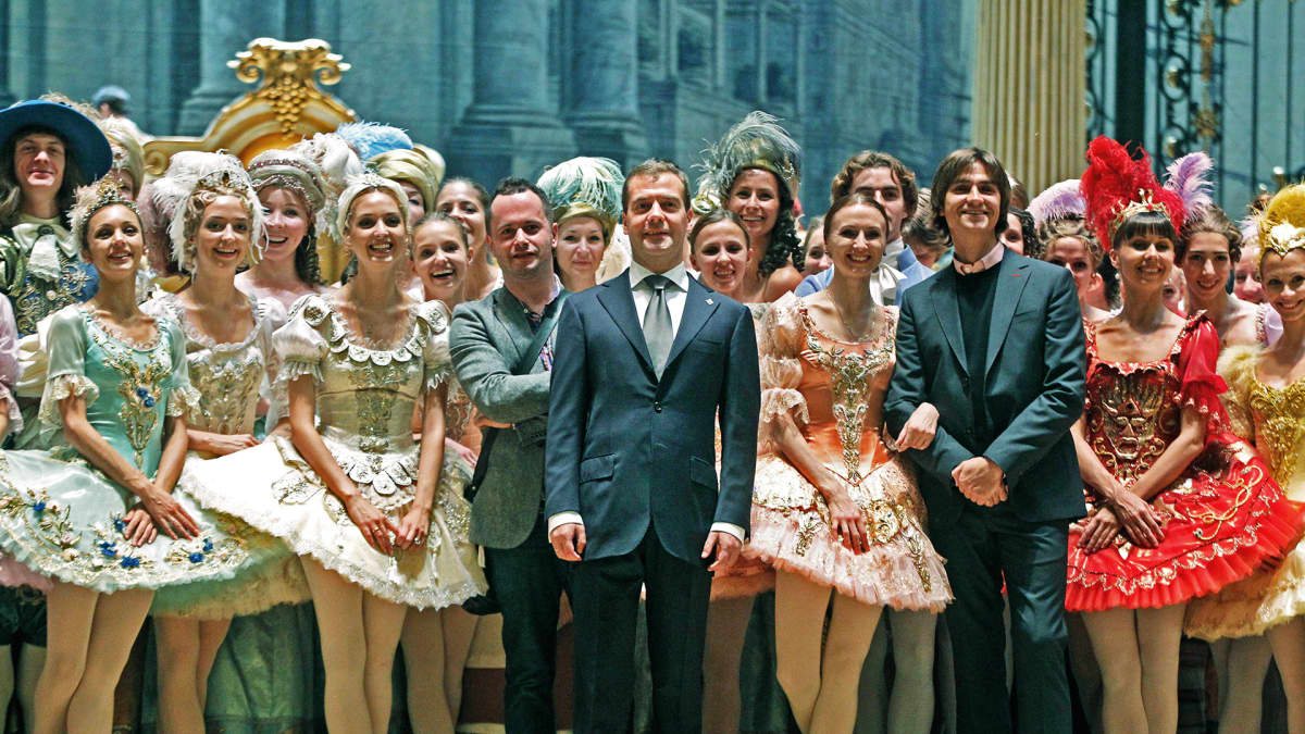 Medvedev lavalla ballerinojen kanssa.