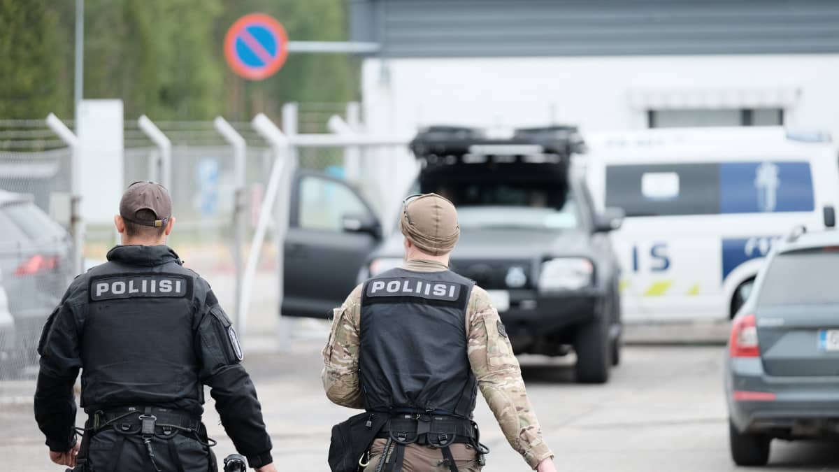 Poliiseja Savonlinnan lentokentällä