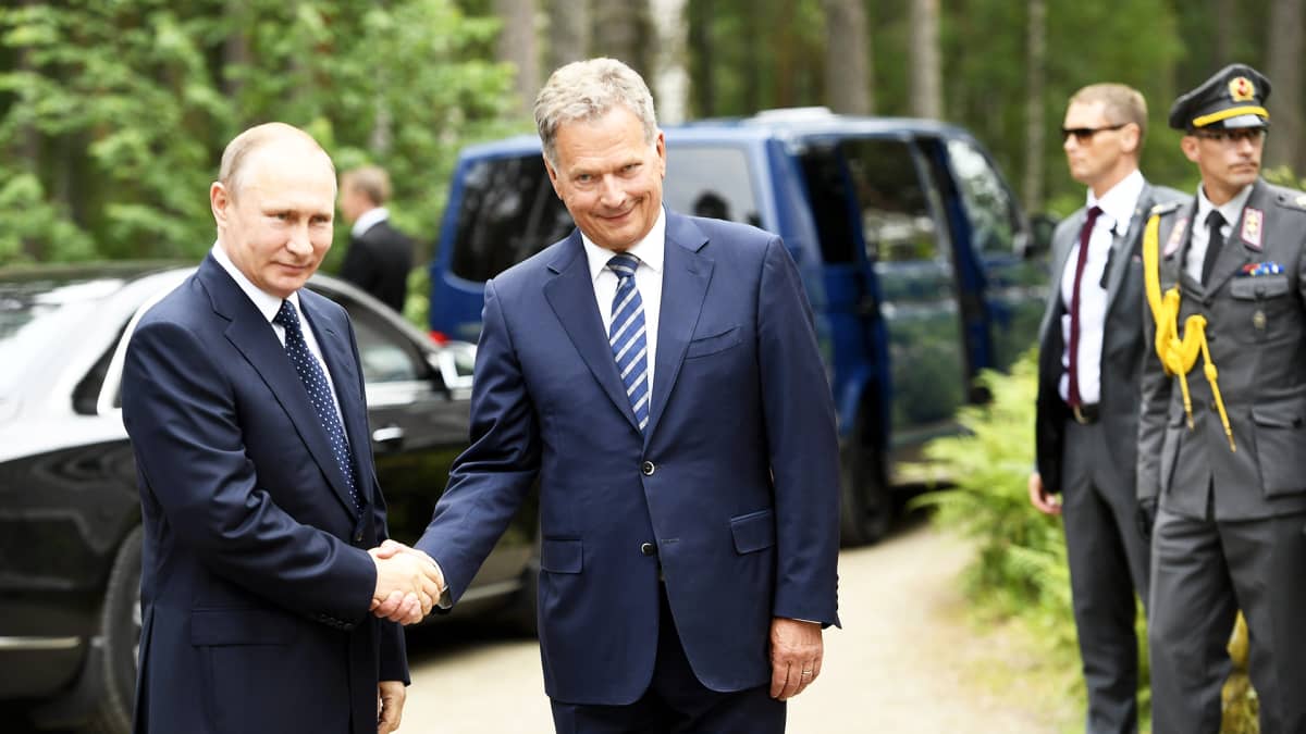 Presidentit Vladimir Putin ja Sauli Niinistö kättelivät ennen tapaamista Punkaharjulla.