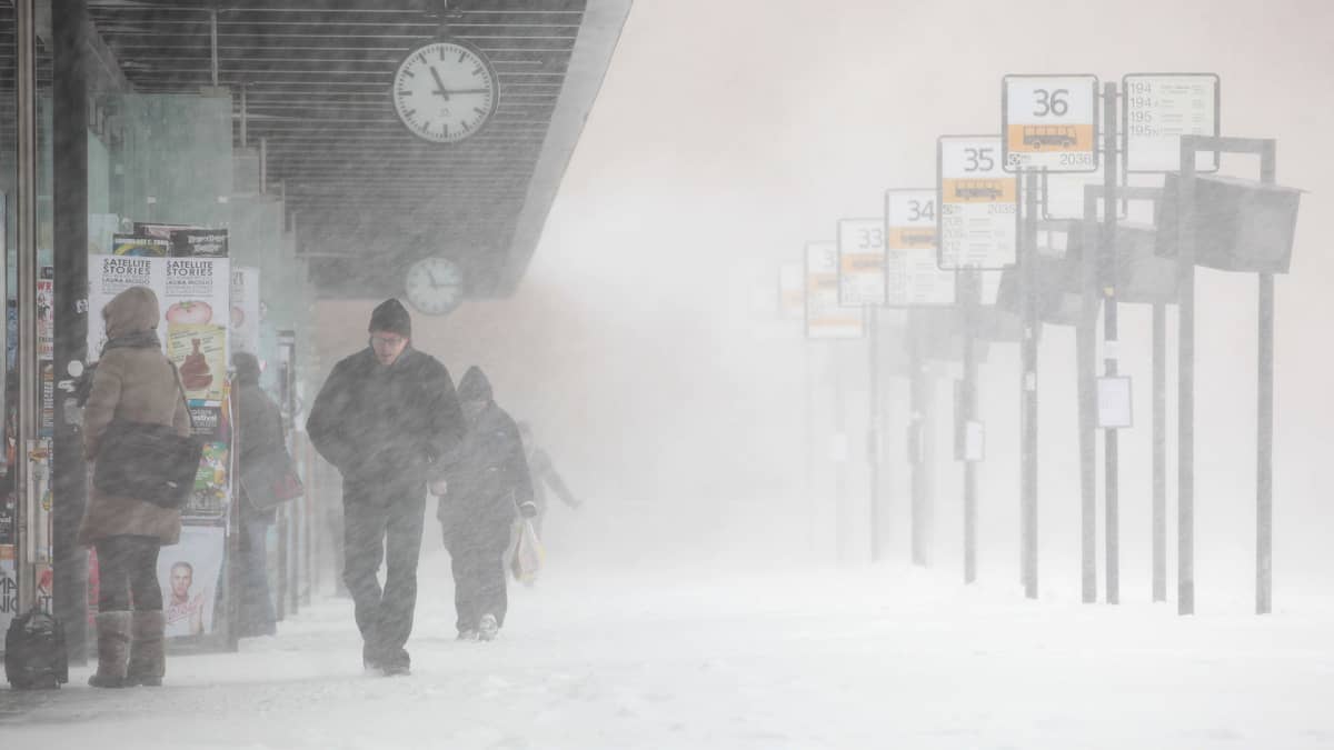 Lunta pyryttää Elielin aukiolla Helsingissä talvella 2012.
