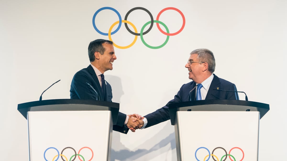 Los Angelesin pormestari Eric Garcetti ja Kansainvälisen olympiakomitean puheenjohtaja Thomas Bach kättelevät.