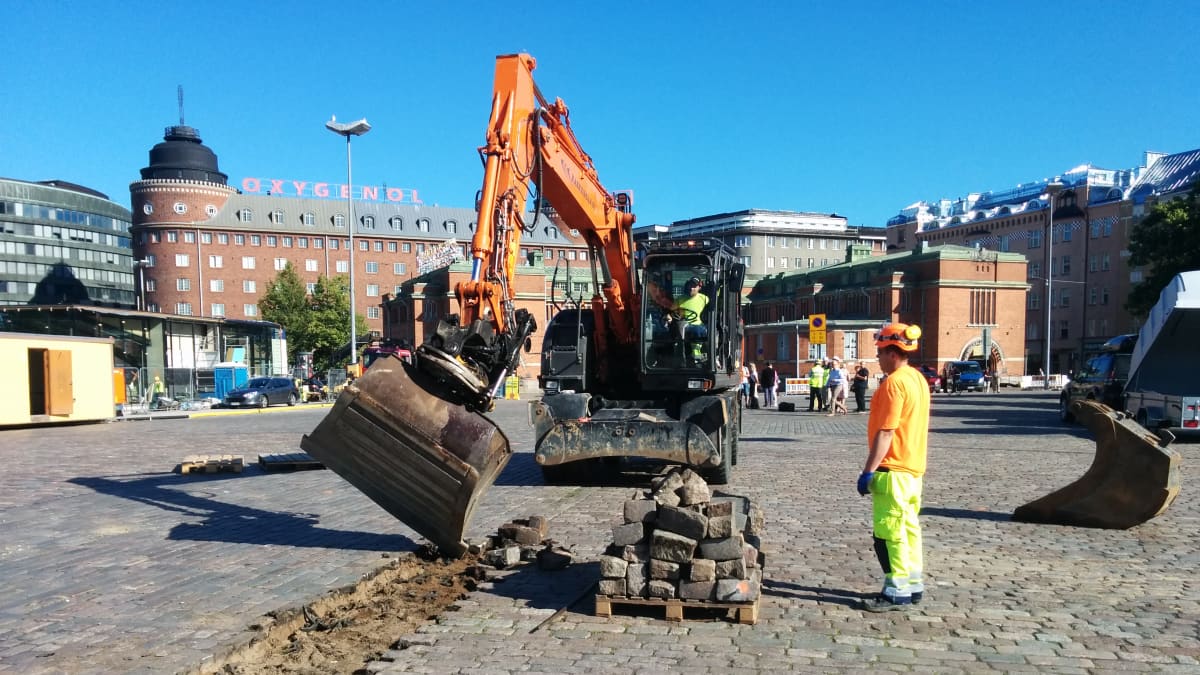 Kauppahallin väistötilojen rakennustyöt aloitettiin tänään Hakanienen torilla.