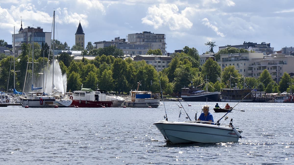 Kesäinen näkymä Saimaalta Lappeenran satamaan.