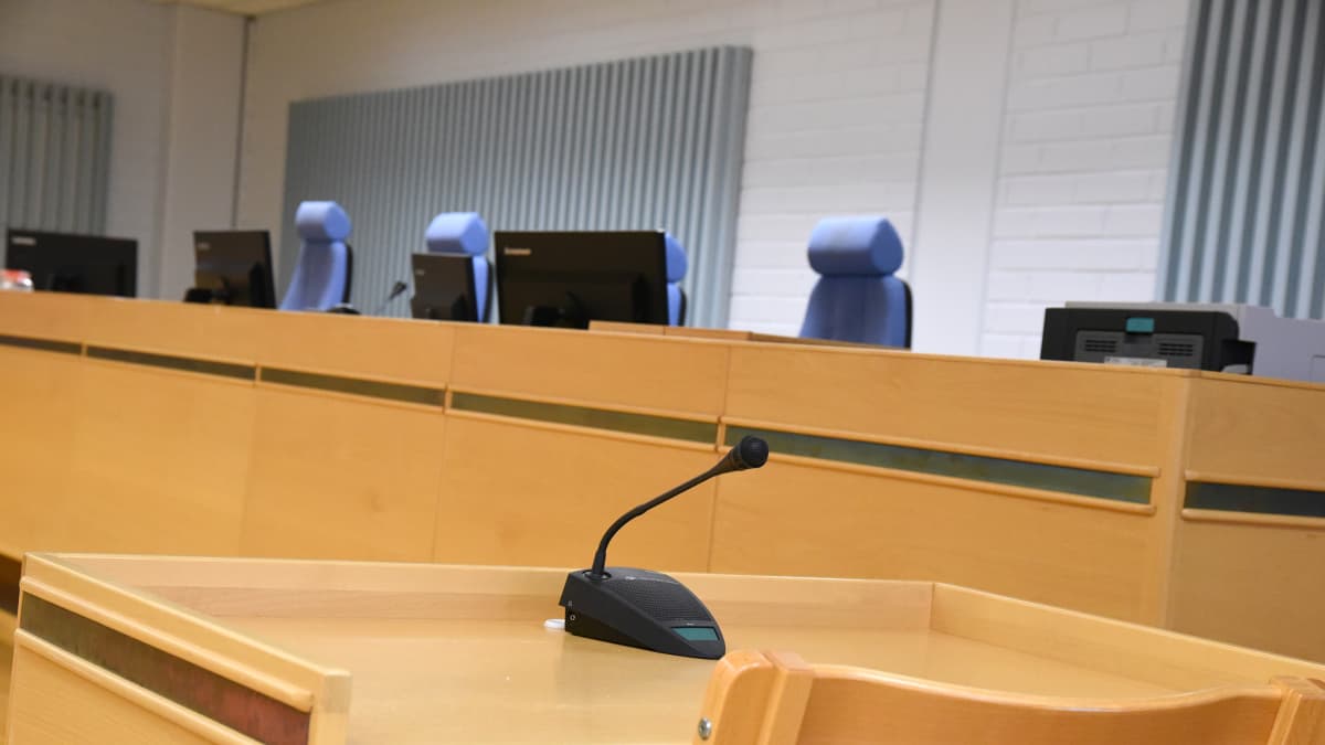 Oulun oikeustalon istuntosali ja todistajan pöytä.
