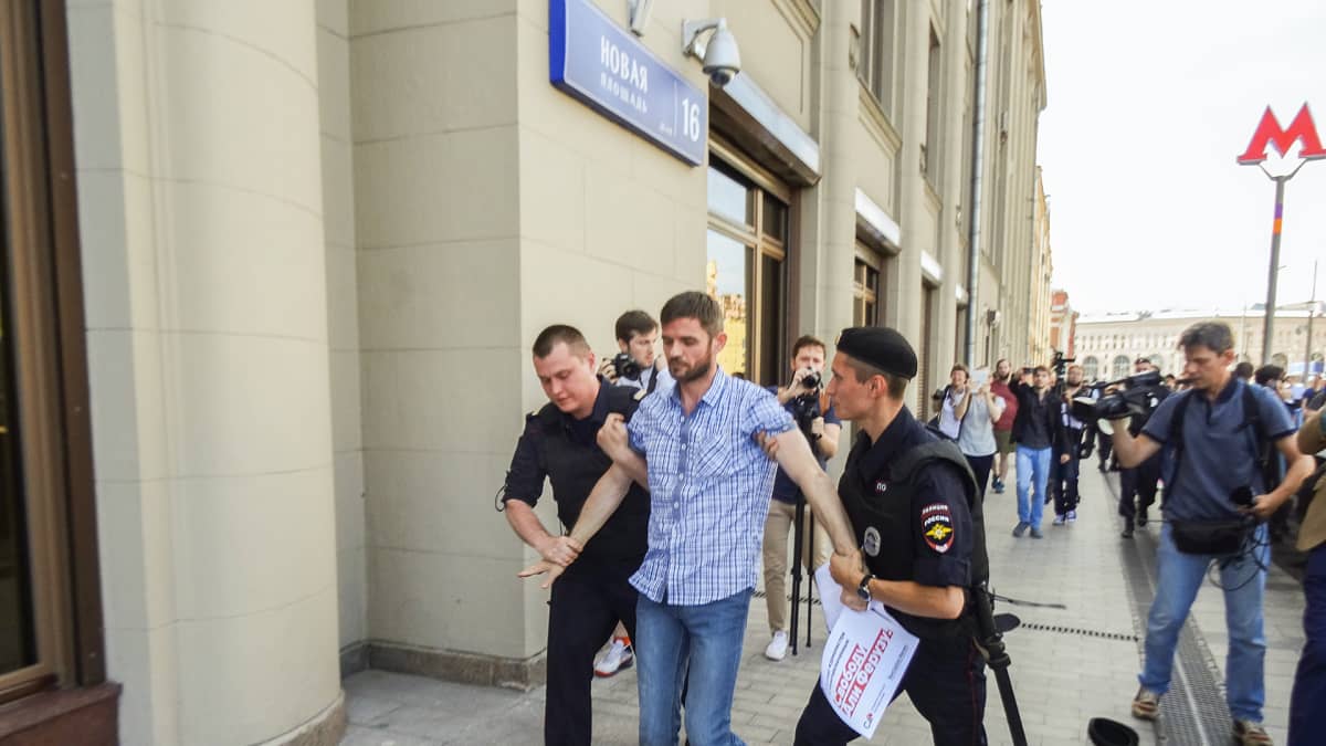 Poliisi otti Jevgeni Pavlovskin kiinni ja vei hänet kuulusteltavaksi.