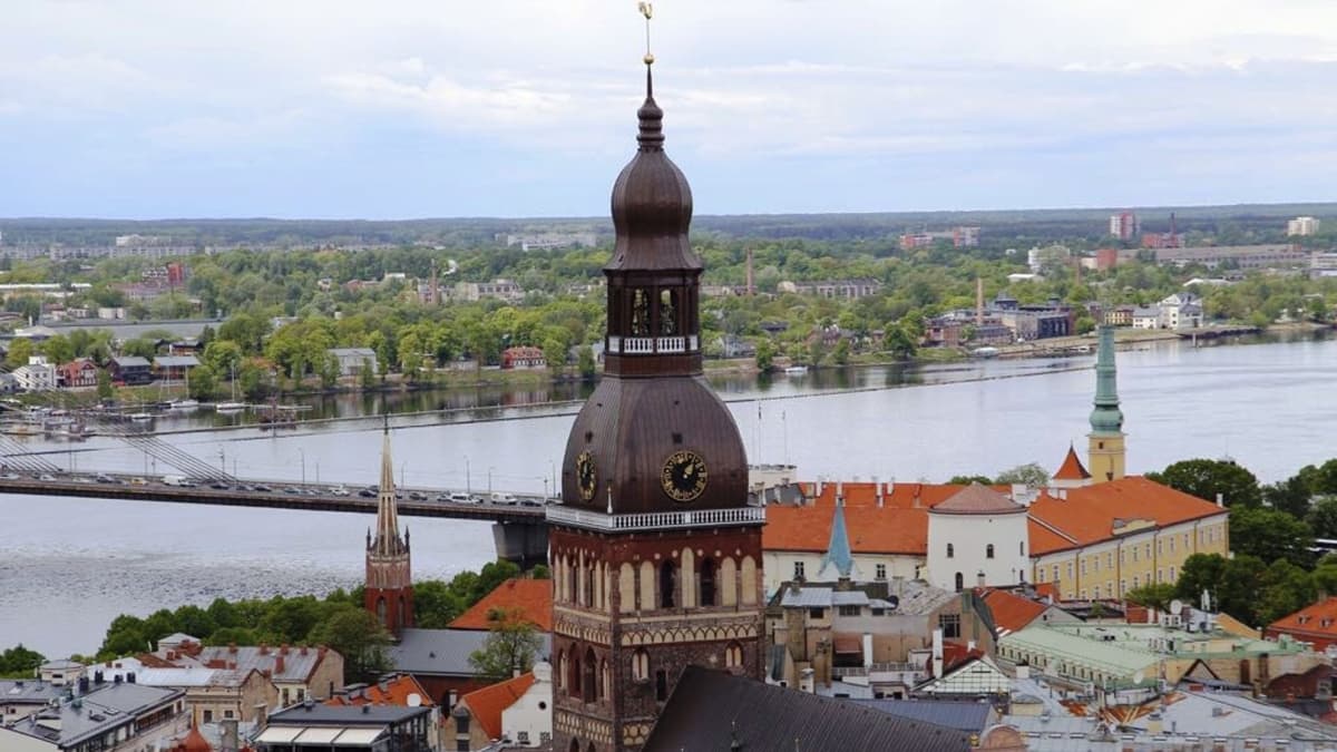 Jokimaisemaa Riian keskustassa
