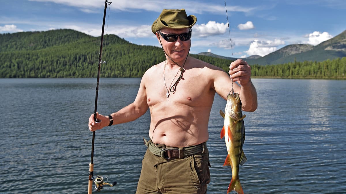 Putin onkivapa ja kala kädessä.