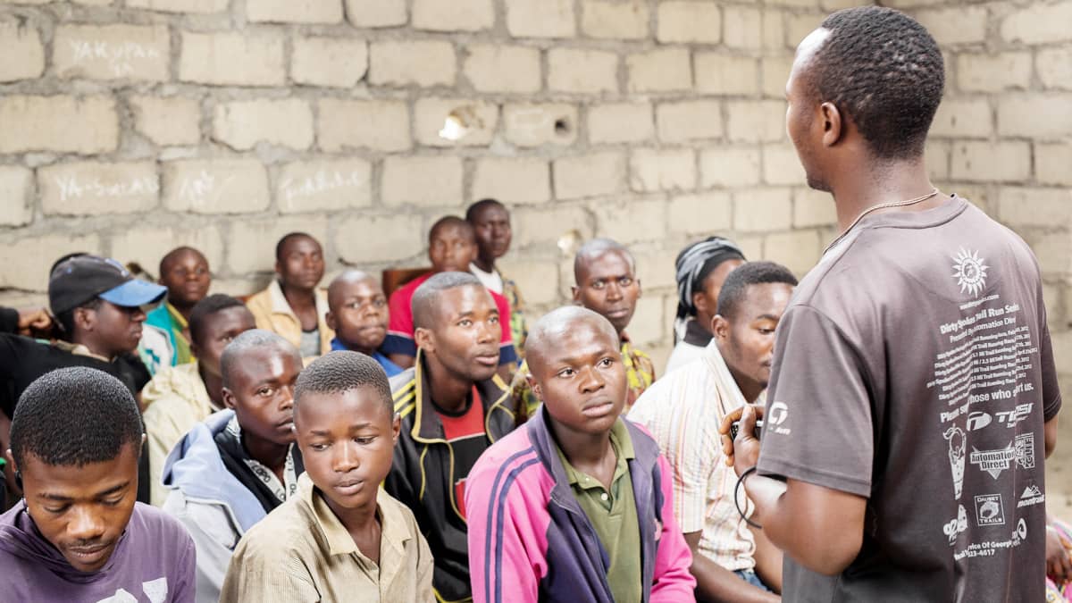 Kirkon Ulkomaanavun tukemaa mekaanikkokoulutusta Kongossa.