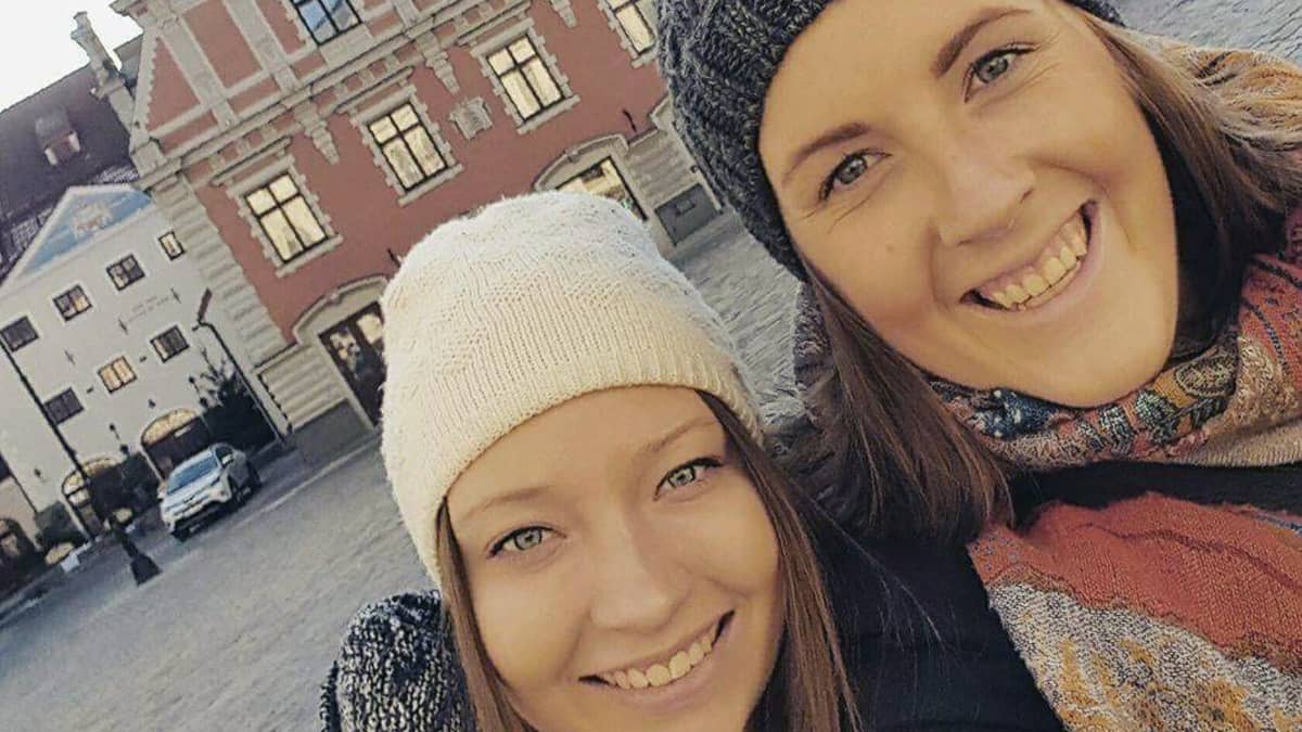 Julia Pokela (vas.) sukulaisensa Felicia Lejdinin kanssa.