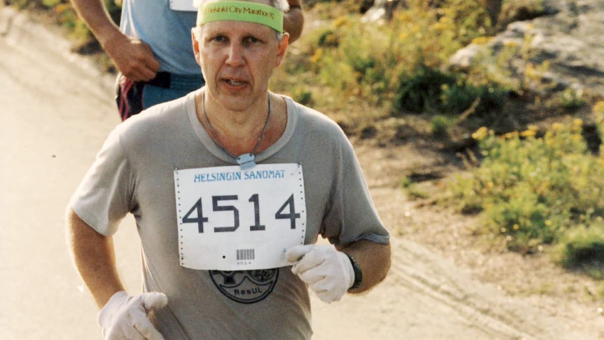 Yrjö Qvarnberg juoksemassa maratonia vuonna 1992.