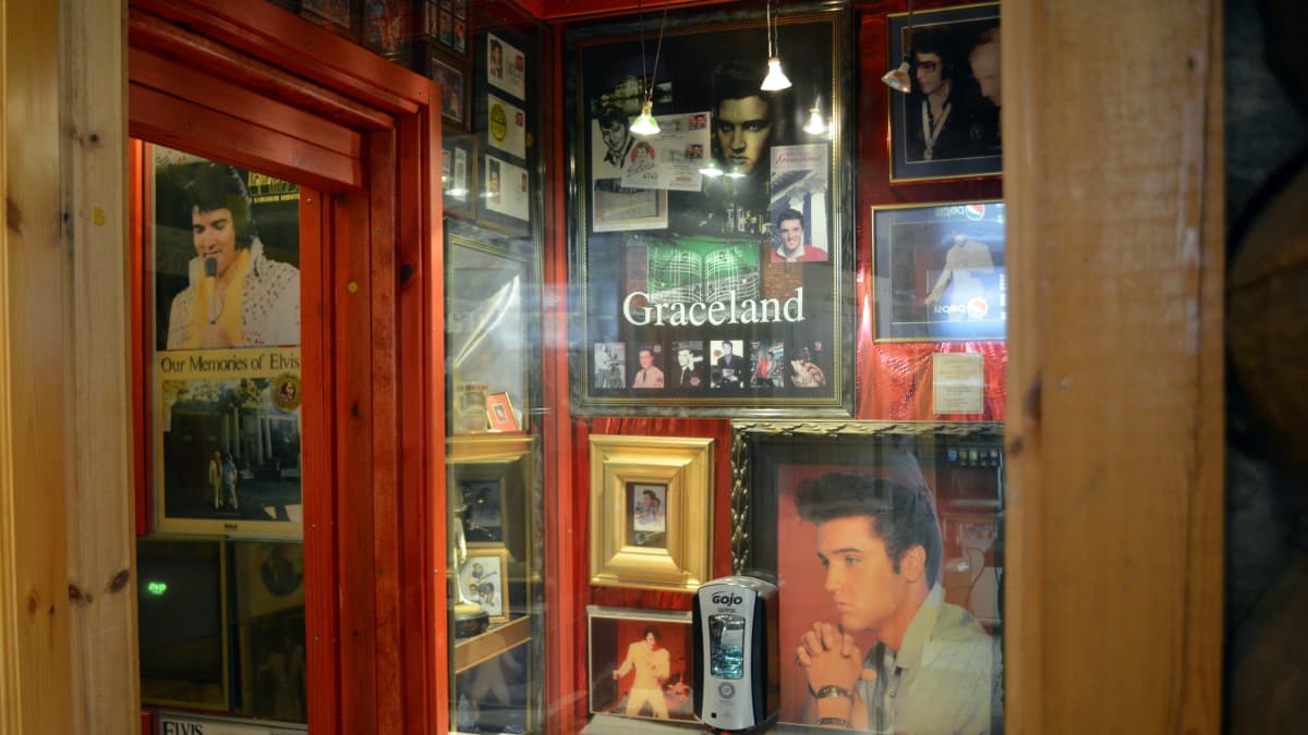 Elvis-aiheisia julisteita, levykansia, mukeja ja jopa levyjä.